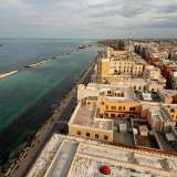 Spostiamo ora lo sguardo verso est, per ammirare il lungomare Nazario Sauro con i suoi lampioni, i frangiflutti e l�Adriatico che assume colori sorprendenti che vanno dal verde smeraldo al blu notte